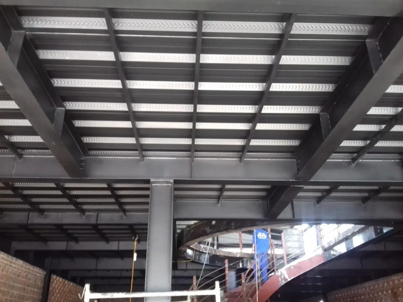 Hệ dầm thép và sàn deck bên trong công trình
