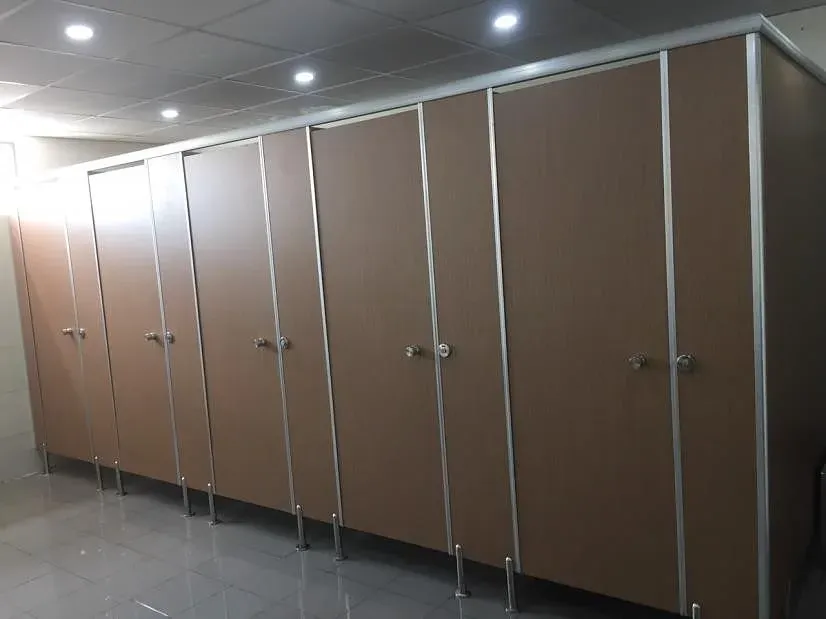 Vách ngăn compact hành lang công trình