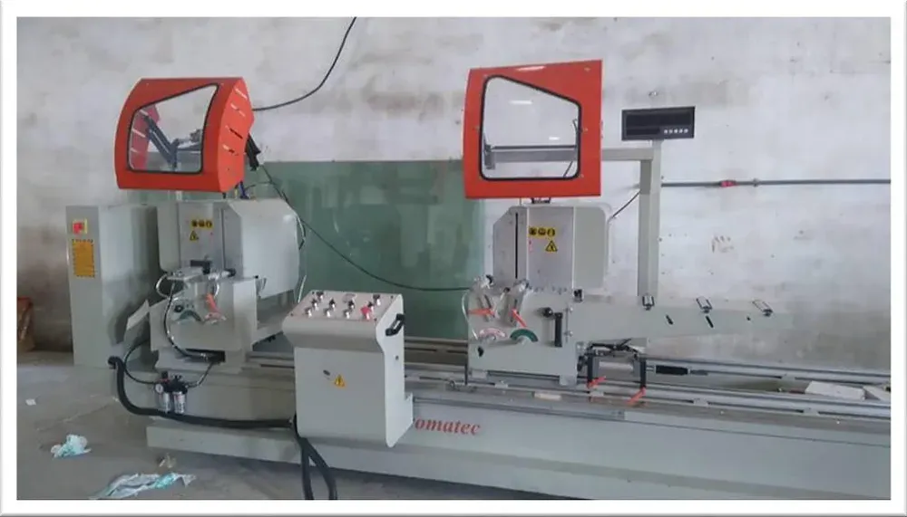 Máy cắt nhôm hai đầu đang đặt tại xưởng
