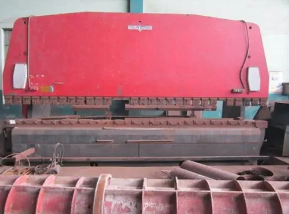 Máy nhấn tôn chấn định hình tại xưởng cơ khí