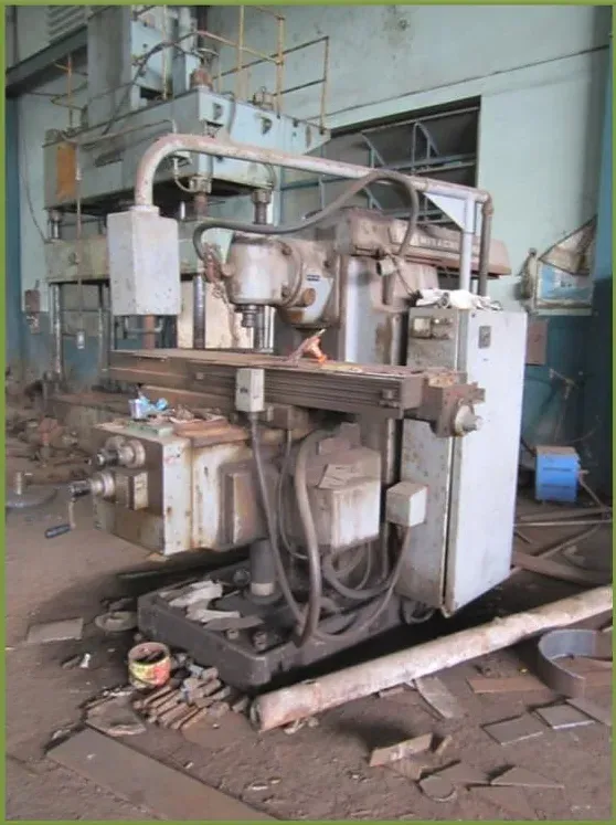 Máy phay và máy đột dập trong xưởng cơ khí