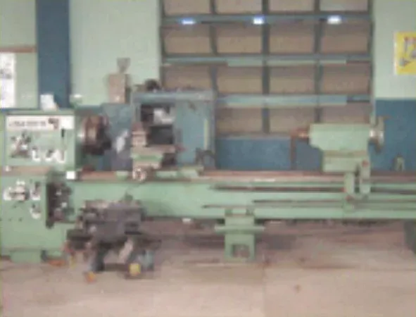 Máy tiện cơ khí trong xưởng